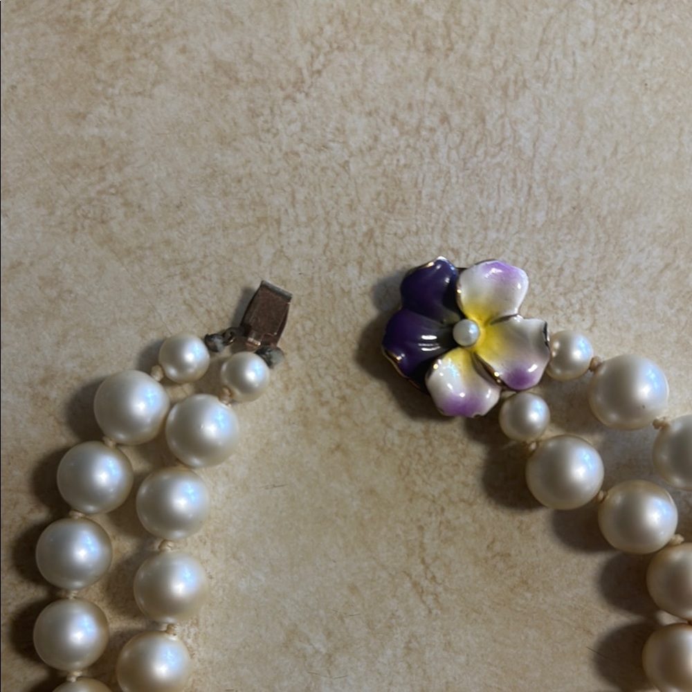 Elegant Faux Pearl Necklace with Floral Accent Vintage - Picture 2 of 7